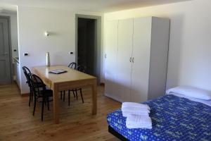 Tempat tidur dalam kamar di Albergo Diffuso Comeglians
