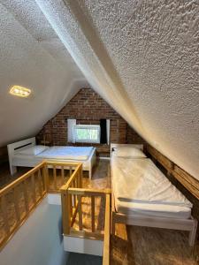 贝古耶·纳·格伦奇克Hiša Srečo的阁楼间 - 带2张床和砖墙 更多53张照片