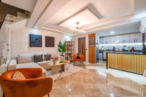a living room with a couch and a table at Marrakech Duplex Spacieux avec Terrasse in Marrakech