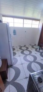 a room with a kitchen with a stove and refrigerator at Casa Colibris - Centro Histórico de Mucugê in Mucugê