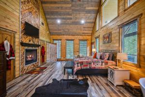 ブロークン・ボウにあるThe Adirondack HotTub Shuffleboard FirePlaceのログキャビンベッドルーム(ベッド1台、暖炉付)