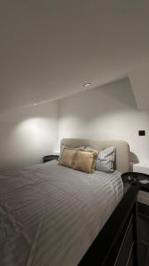 Postel nebo postele na pokoji v ubytování Cozy House in City Center