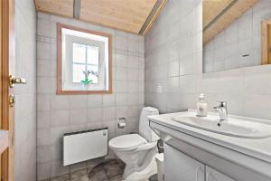 Koupelna v ubytování 0436-Romo-Dyssebjergvej-12 + 20 fotografií