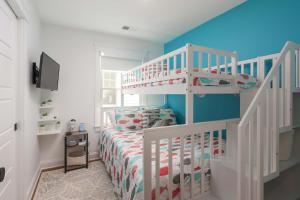 Ένα ή περισσότερα κρεβάτια σε δωμάτιο στο Best Chic Luxury Home With Private Beach Access