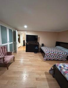 ein großes Zimmer mit zwei Betten und einem Fernseher in der Unterkunft Los Colibries in Mexiko-Stadt