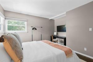 TV a/nebo společenská místnost v ubytování Spacious 5BR Firepit with Deck Near OSU and More