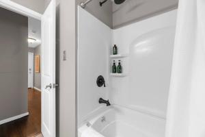 Koupelna v ubytování Spacious 5BR Firepit with Deck Near OSU and More + 32 fotografií