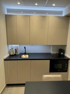 Nhà bếp/bếp nhỏ tại Suspiro Penthouse 302 by Florentia Homes