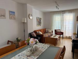 un soggiorno con un divano e un tavolo di La Manga Punta Cormoran Apartment a La Manga del Mar Menor