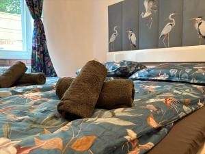 a teddy bear sitting on top of a bed at Ptasie Mleczko in Zielona Góra
