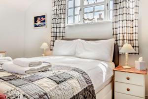 une chambre avec un lit et une fenêtre dans l'établissement Coach House Cottage Annexe, à Wickham Market