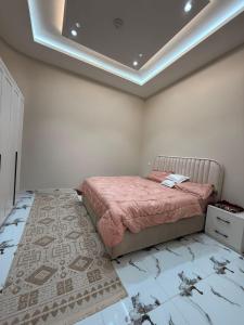 a bedroom with a bed and a ceiling at نزل ضيافه خاص in Al Baha