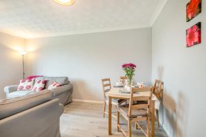 un salon avec une table et un canapé dans l'établissement Cornfield Bungalow, à Haddiscoe 13 autres photos