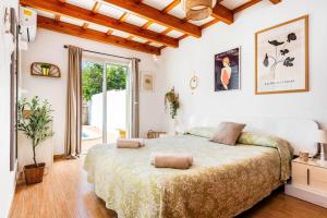 ein Schlafzimmer mit einem großen Bett in einem Zimmer in der Unterkunft Villa De La Luz by Villa Plus in Punta Prima