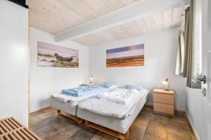 une chambre avec deux lits dans une pièce dans l'établissement 0499-Romo-Vestergade-29, à Sønderby 23 autres photos