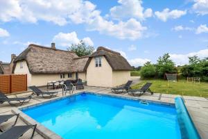 une grande piscine devant une maison dans l'établissement 0499-Romo-Vestergade-29, à Sønderby