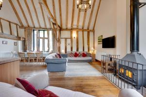Televisyen dan/atau pusat hiburan di Tithe Barn at Wattisham Hall