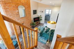 カンタベリーにあるUnique Rooftop Retreat - City View - Sleeps 4のレンガの壁のリビングルームの上から見渡せます。