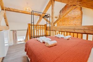 カンタベリーにあるUnique Rooftop Retreat - City View - Sleeps 4のタオルが敷かれたベッドのある寝室 +32枚の写真