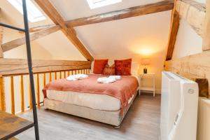 カンタベリーにあるUnique Rooftop Retreat - City View - Sleeps 4のベッドルーム(ベッド付)1室(屋根裏部屋)
