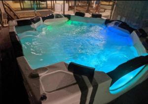 a jacuzzi tub in a building with a blue pool at VG Sun Cumbuco - Praia e Tranquilidade in Caucaia