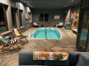 Swimmingpoolen hos eller tæt på Amazing Heated Pool Cabin with View!