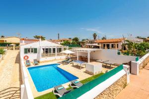 una vista aérea de una casa con piscina en Villa Airosa by Villa Plus, en Cala'n Porter