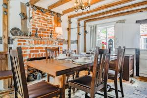 ein Esszimmer mit einem Holztisch und Stühlen in der Unterkunft Dart Cottage in Aldeburgh