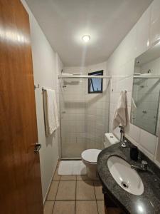 een badkamer met een toilet, een wastafel en een douche bij Apto 237 super bem localizado in Ribeirão Preto