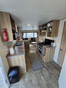 een keuken met een fornuis en een aanrechtblad bij 2 Bed Caravan With Decking in Saint Osyth
