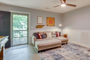 Χώρος καθιστικού στο 3 Mi to Pickwick Lake Spacious Family Getaway