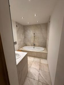 un bagno con vasca e lavandino di Ferienhaus im Odenwald a Modautal