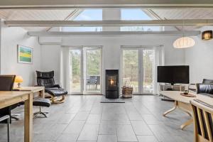 a living room with a fireplace and a tv at 2601-Romo-Praestekraven-7 in Mølby