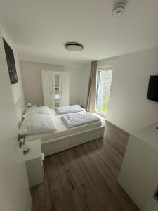 ドレスデンにあるNeue , Schöne 3 Zimmer Wohnung in Dresdenのベッドと窓のある白い寝室