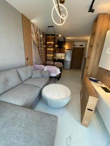 una sala de estar con un sofá y una mesa en Sweet Home 9, en Sunny Beach