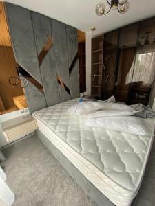 1 cama blanca grande en una habitación con pared en Sweet Home 9, en Sunny Beach 3 fotos más