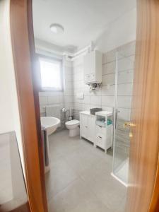 a bathroom with a toilet and a sink and a tub at Il campazzo locazione turistica in Motta di Livenza