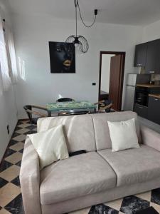 a living room with a couch and a table at Il campazzo locazione turistica in Motta di Livenza