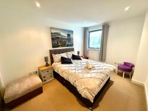 エディンバラにあるBritannia Ocean Park Apartments - Fast Wifi and Free Parkingの大きなベッドと窓のある寝室