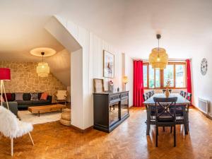夏蒙尼-勃朗峰Magnifique appartement centre-ville - Animaux admis, WiFi - FR-1-517-37的带桌子的客厅和餐厅