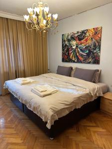 - une chambre avec un grand lit et un lustre dans l'établissement Heart of Yesilkoy-Green village, à Istanbul