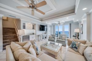 Μια τηλεόραση ή/και κέντρο ψυχαγωγίας στο Inn at Crystal Beach Penthouse 708 - Beachfront Designer Luxury - 2 sets of Free Beach Service