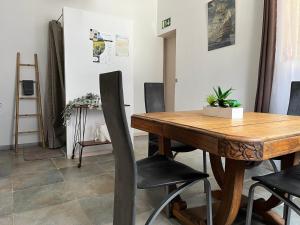 a dining room with a wooden table and chairs at Les sabots de Jeanne d'Arc in Saint-Urbain-sur-Marne