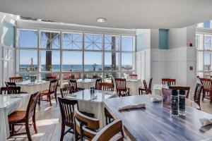 Εστιατόριο ή άλλο μέρος για φαγητό στο Inn at Crystal Beach Penthouse 708 - Beachfront Designer Luxury - 2 sets of Free Beach Service