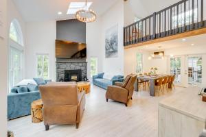 un soggiorno con divano blu, tavolo e sedie di Private Yard, Playset Family Home in Penn Estates a East Stroudsburg