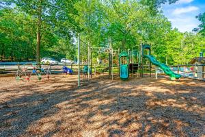 un parco giochi con scivolo di Private Yard, Playset Family Home in Penn Estates a East Stroudsburg
