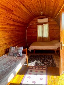 Piccola camera con letto in una cabina di legno. di Pera Garden Airport Hotel a Arnavutköy
