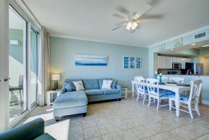 フォート・ウォルトン・ビーチにあるWaters Edge 111 - Ground Floor - Beach Front - Steps to Pool and Sand - Free Beach Svcのソファとテーブルと椅子のあるリビングルーム