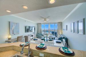 フォート・ウォルトン・ビーチにあるWaters Edge 111 - Ground Floor - Beach Front - Steps to Pool and Sand - Free Beach Svcのキッチン、海の景色を望むリビングルーム