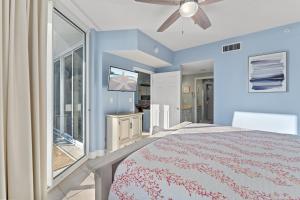 フォート・ウォルトン・ビーチにあるWaters Edge 109 - Ground Floor and Beach Front - Steps to Pool and Sand - Free Beach Svcのベッドと天井扇風機のある寝室 +25枚の写真